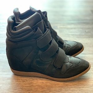 Candie’s black wedge high top sneaker